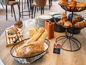 Petit déjeuner buffet servi tous les jours en supplément