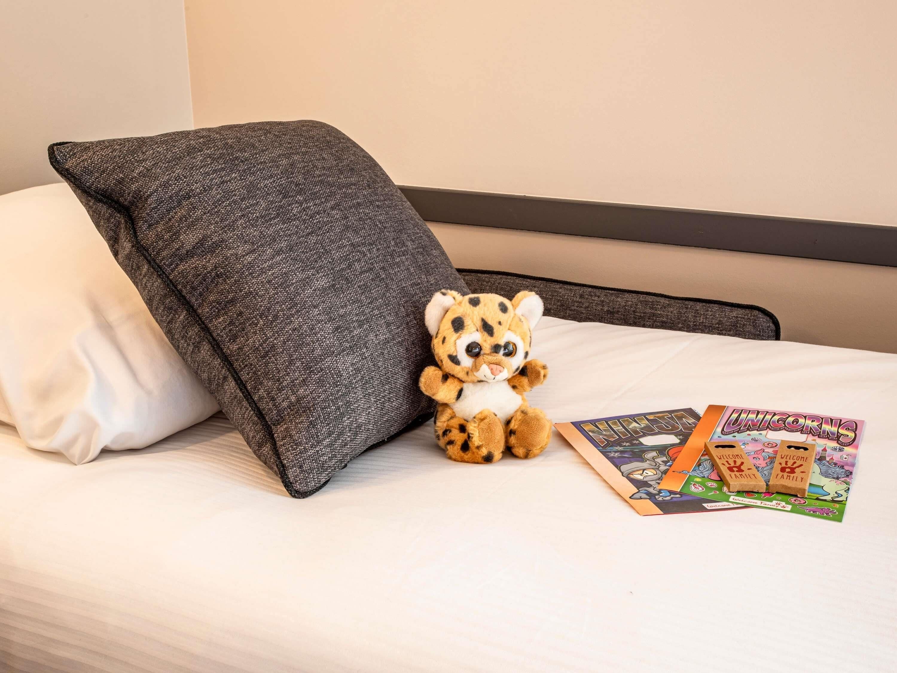 Kamer, 1 tweepersoonsbed met slaapbank | Luxe beddengoed, een kluis op de kamer, een bureau