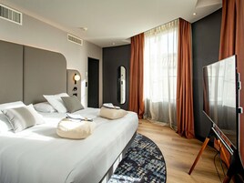Ropa de cama de alta calidad y caja de seguridad en la habitación 