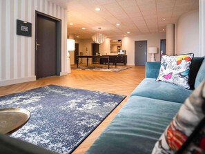 Indoor wedding - Mercure Angouleme Hotel de France (Angouleme)