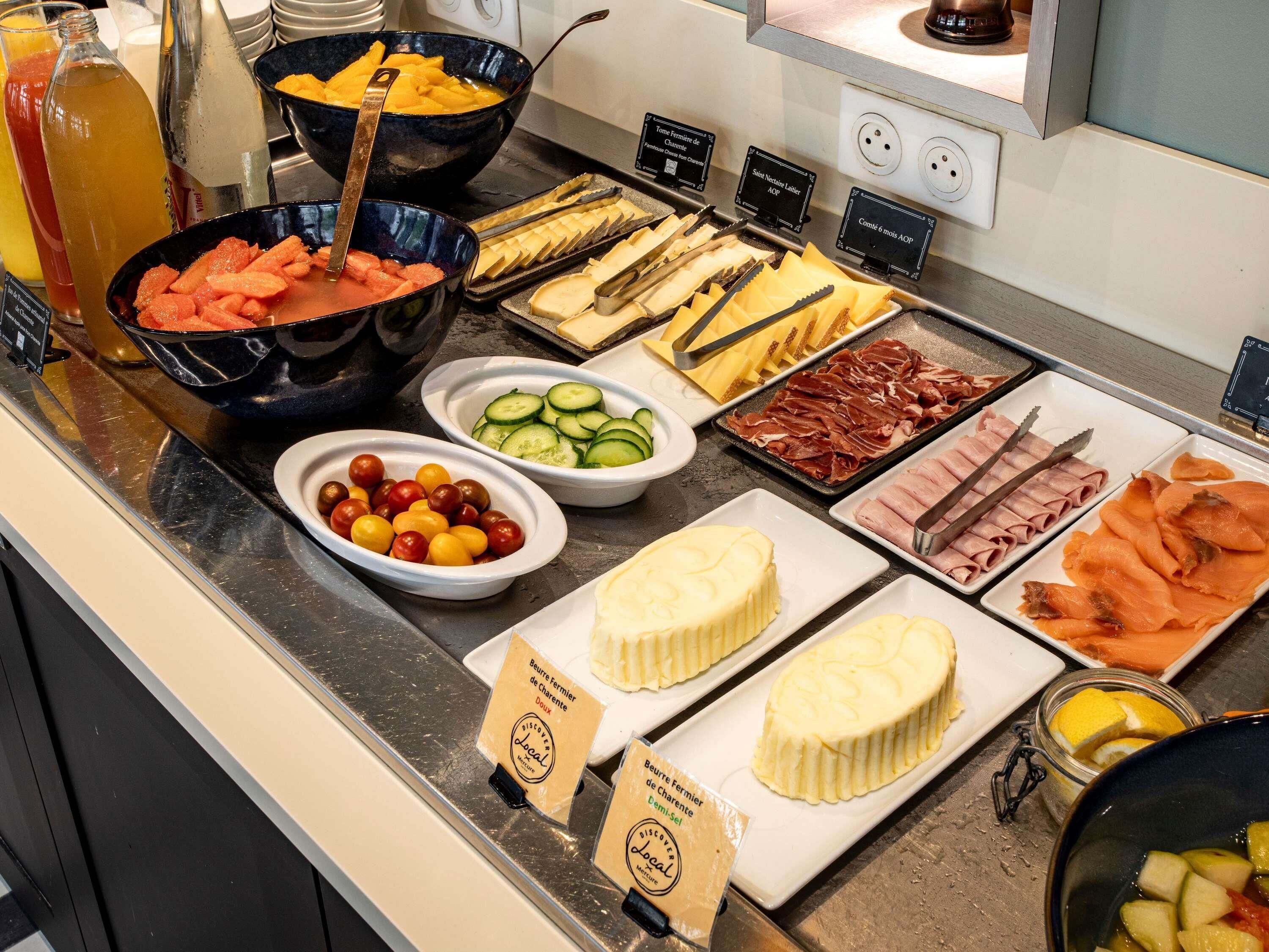 Un buffet proposant une variété de plats et d’accompagnements.