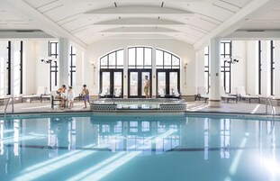 Una piscina cubierta (de 07:00 a 21:00), cabañas de piscina (de pago)