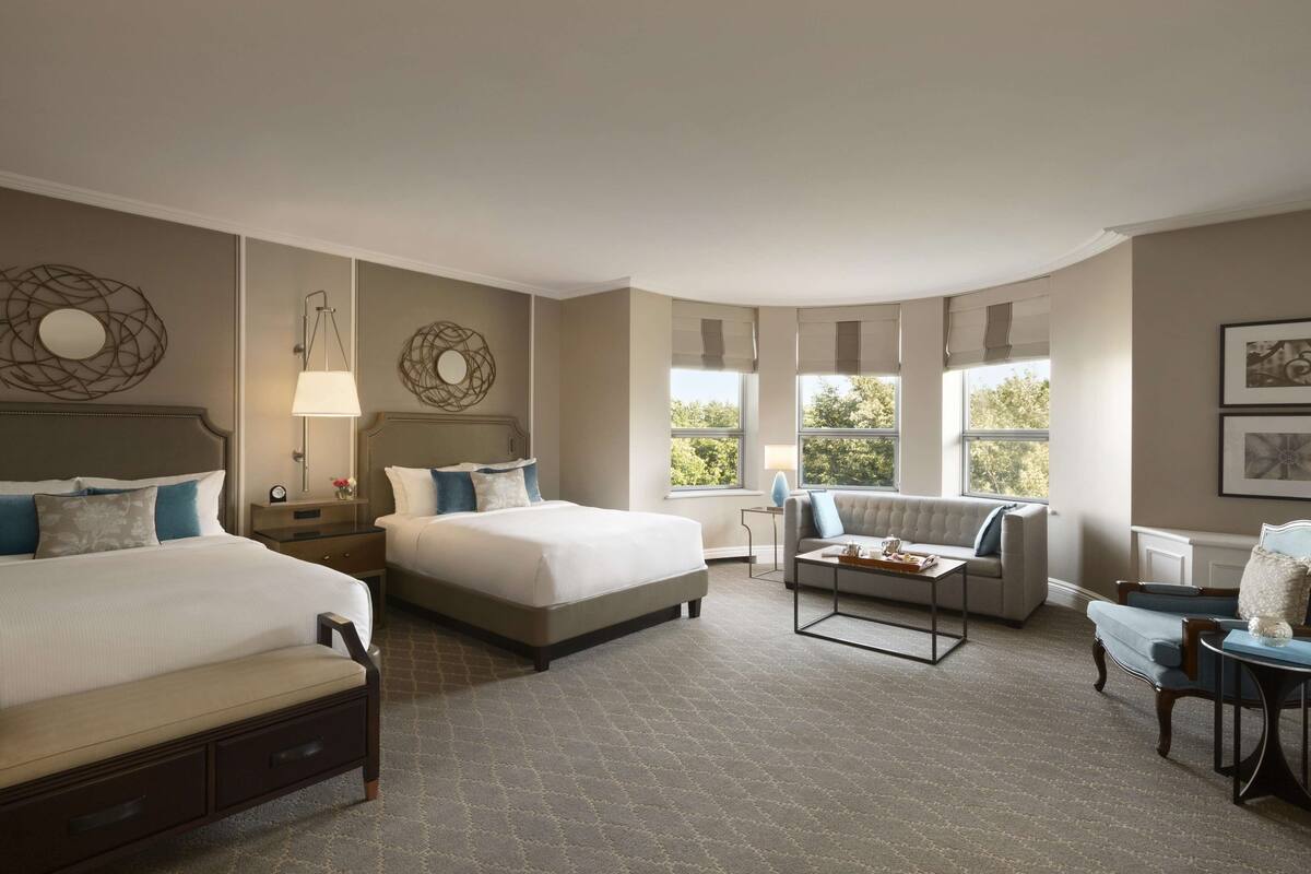 Signature Two Double | Premium bedding, down comforters, pillowtop beds, minibar