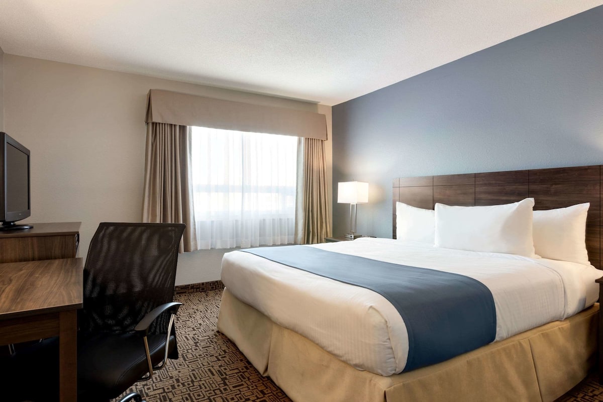 In-room safe, desk, iron/ironing board, free cribs/infant beds