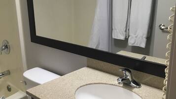 Badkar/dusch, gratis toalettartiklar, hårtork och handdukar