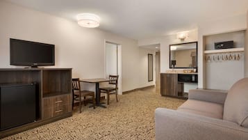 Suite, 1 très grand lit, non-fumeurs, rez-de-chaussée (One-Bedroom) | Coffres-forts dans les chambres, bureau, fer et planche à repasser