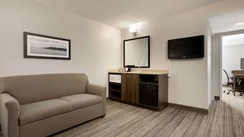 Suite, 1 King Bed, Non Smoking, Ground Floor (One-Bedroom) | In-room safe, desk, iron/ironing board, free cribs/infant beds