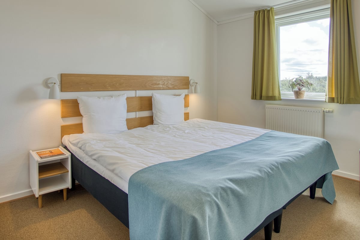1 bedroom, hypo-allergenic bedding, iron/ironing board, free WiFi