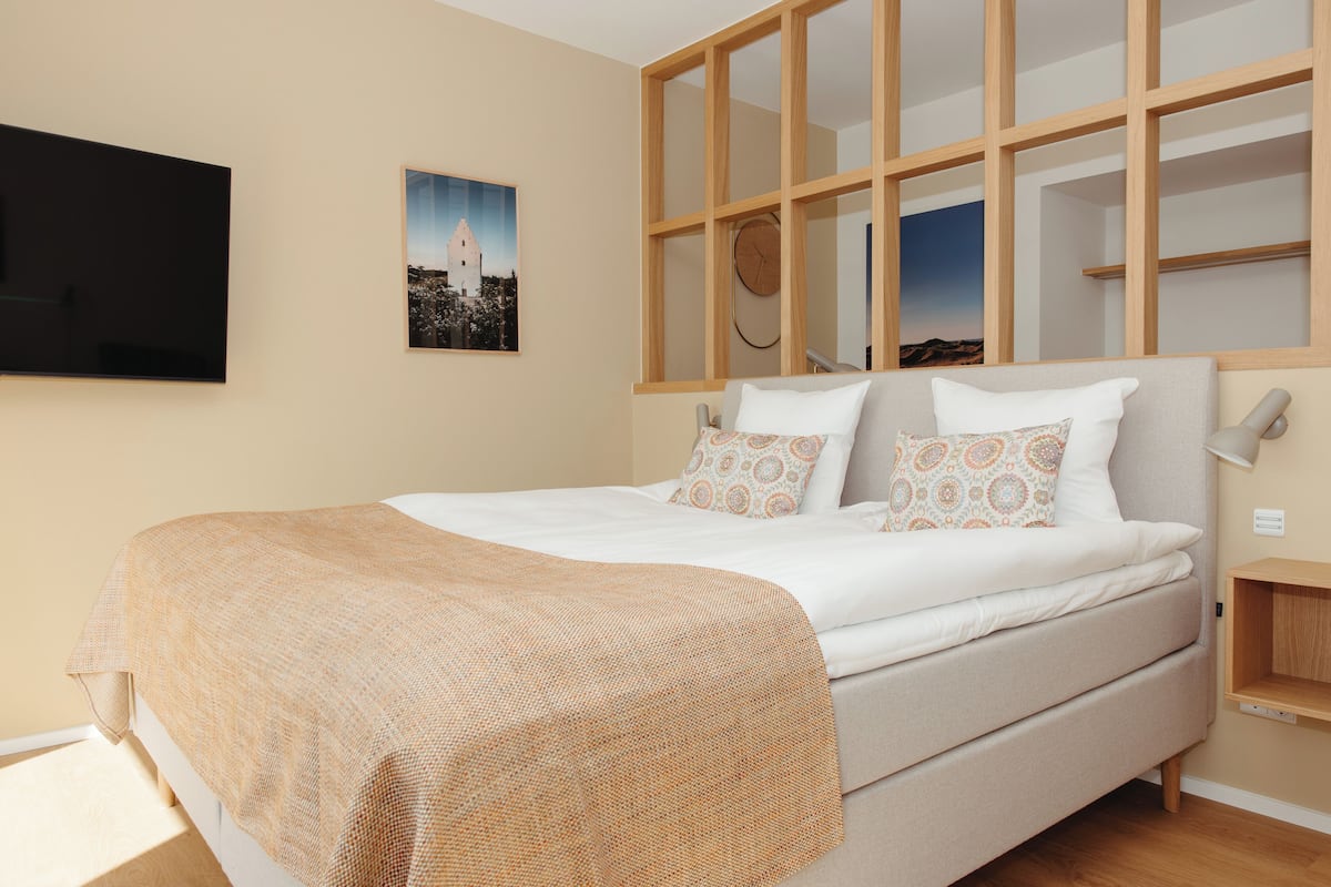 1 bedroom, hypo-allergenic bedding, iron/ironing board, free WiFi