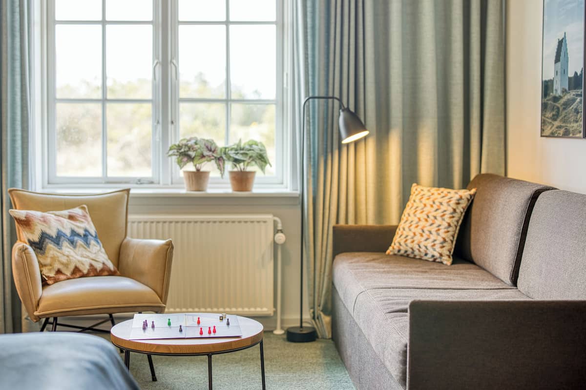 1 bedroom, hypo-allergenic bedding, iron/ironing board, free WiFi