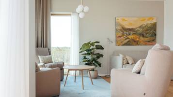 Suite – deluxe | Allergitestet sengetøy, strykejern/-brett, wi-fi (inkludert) og sengetøy