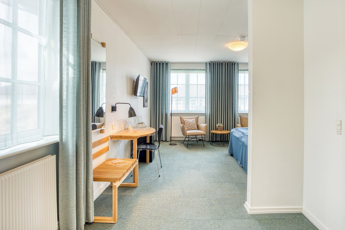 1 bedroom, hypo-allergenic bedding, iron/ironing board, free WiFi
