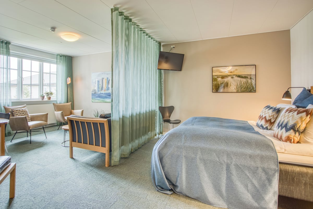 1 bedroom, hypo-allergenic bedding, iron/ironing board, free WiFi