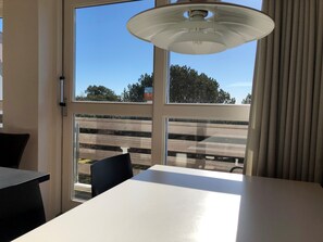 Standard Apartment, 1 Bedroom | In-room dining