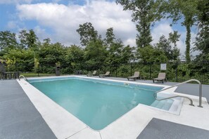 Outdoor pool, open 10 AM to 10 PM, sun loungers