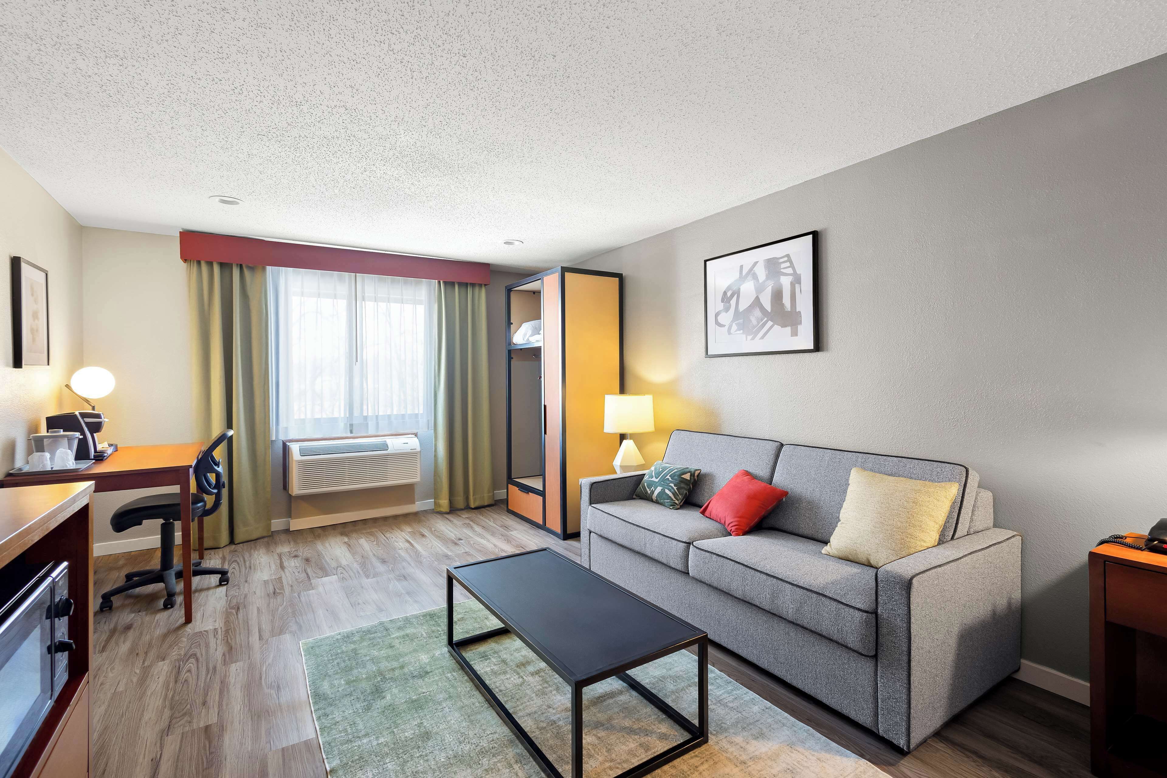 Premium bedding, in-room safe, desk, laptop workspace