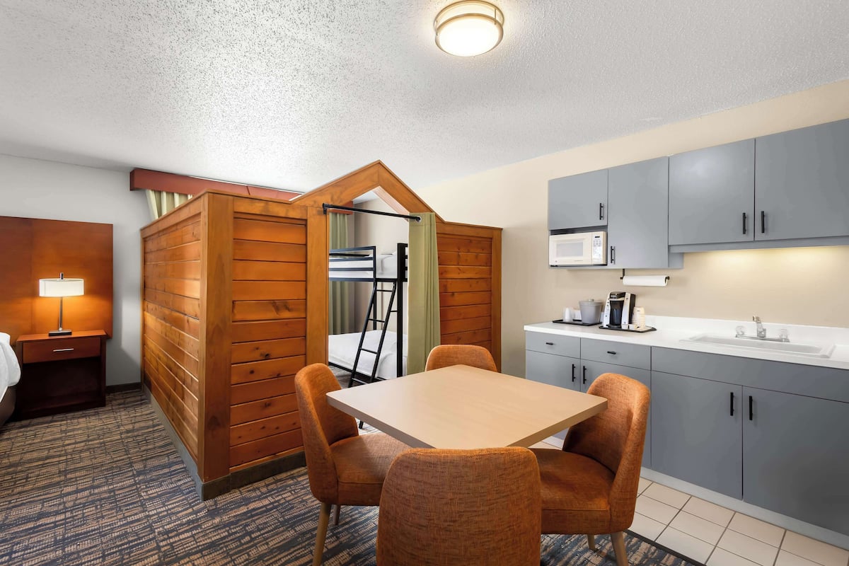 family suite, multiple beds, non smoking, microwave (with sofabed) | 1 bedroom, premium bedding, in-room safe, desk