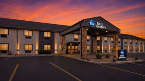 Un hôtel Best Western doté d’une façade en pierre, de nombreuses fenêtres et surplombant un ciel dégagé.