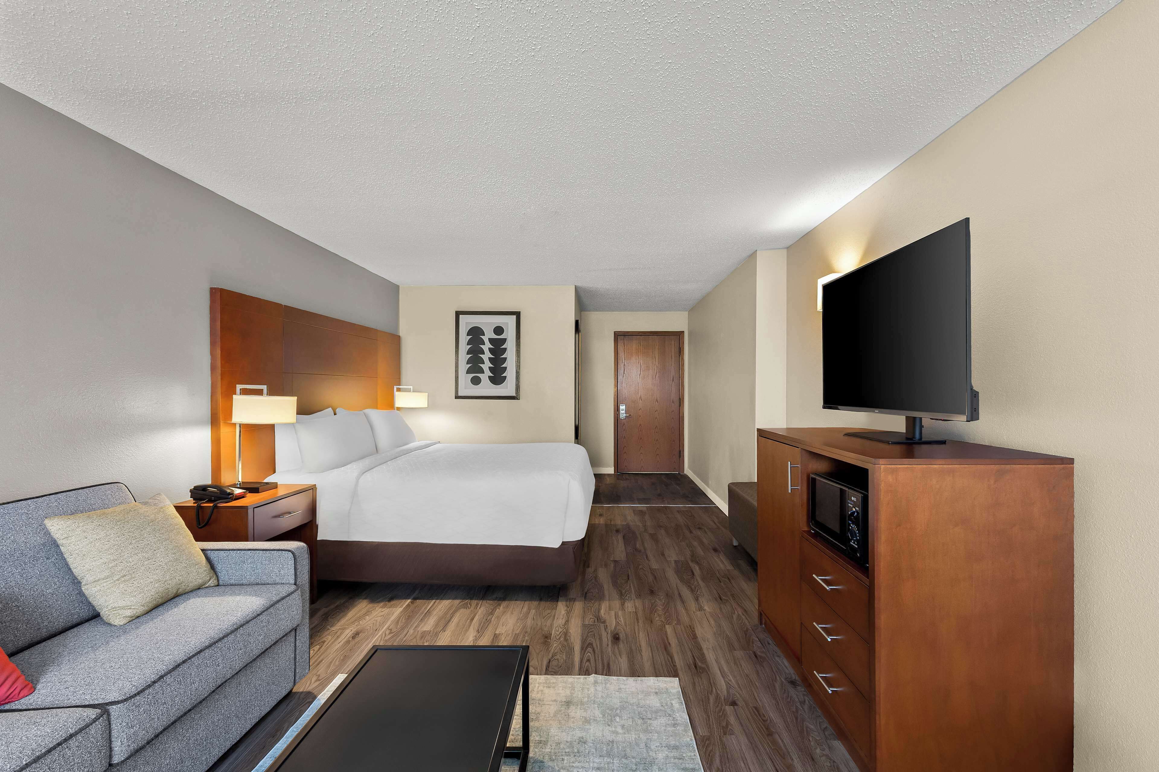 1 bedroom, premium bedding, in-room safe, desk