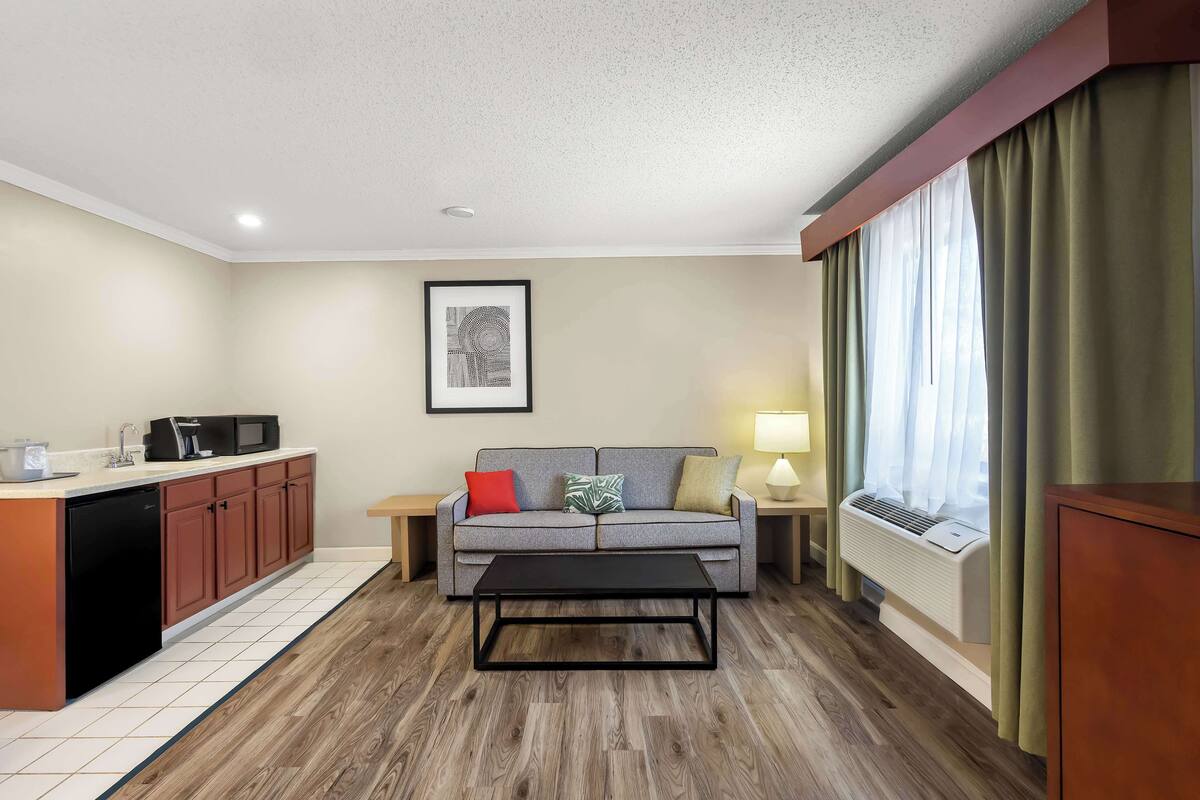 suite, 1 king bed, non smoking, jetted tub (with sofabed) | 1 bedroom, premium bedding, in-room safe, desk