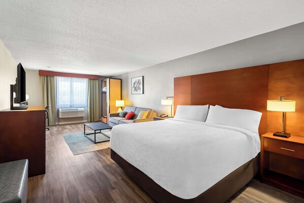 Premium bedding, in-room safe, desk, laptop workspace