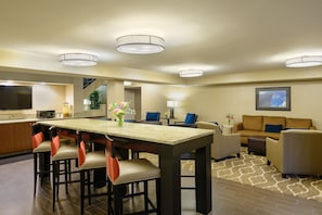 Lobby sitting area - Comfort Inn St. Louis - Westport Event Center (Maryland Heights)