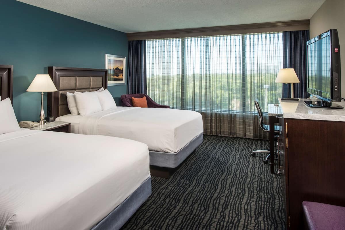 Ylelliset vuodevaatteet, untuvapeitot, pillowtop-patjalliset sängyt