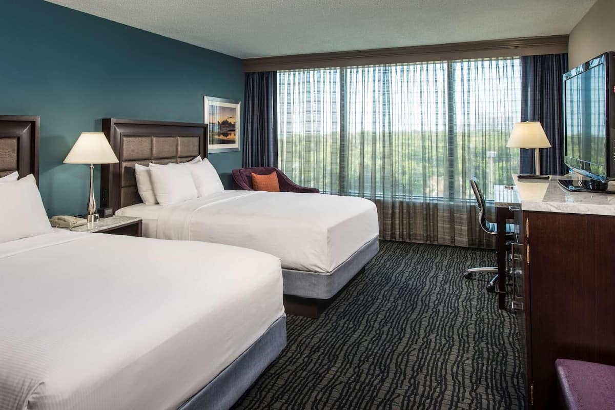 Ylelliset vuodevaatteet, untuvapeitot, pillowtop-patjalliset sängyt