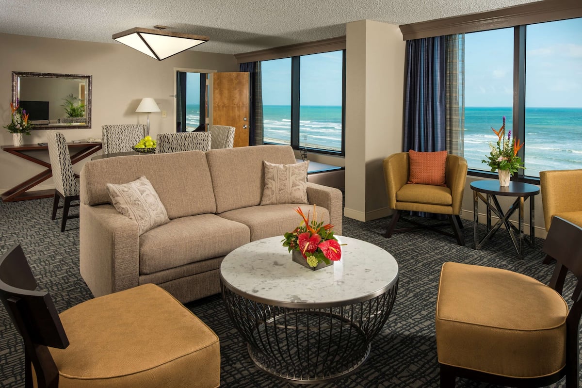 Oleskelualue | 55–tuumainen taulutelevisio, jossa satelliittikanavat