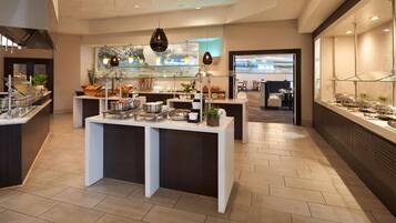 Café da manhã completo todos os dias (USD 22.00 por pessoa)