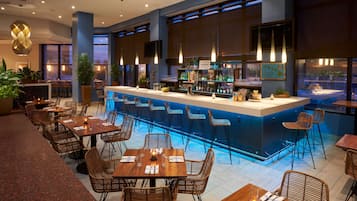 2 bar/lounge, 2 bar sulla spiaggia, bar a bordo piscina