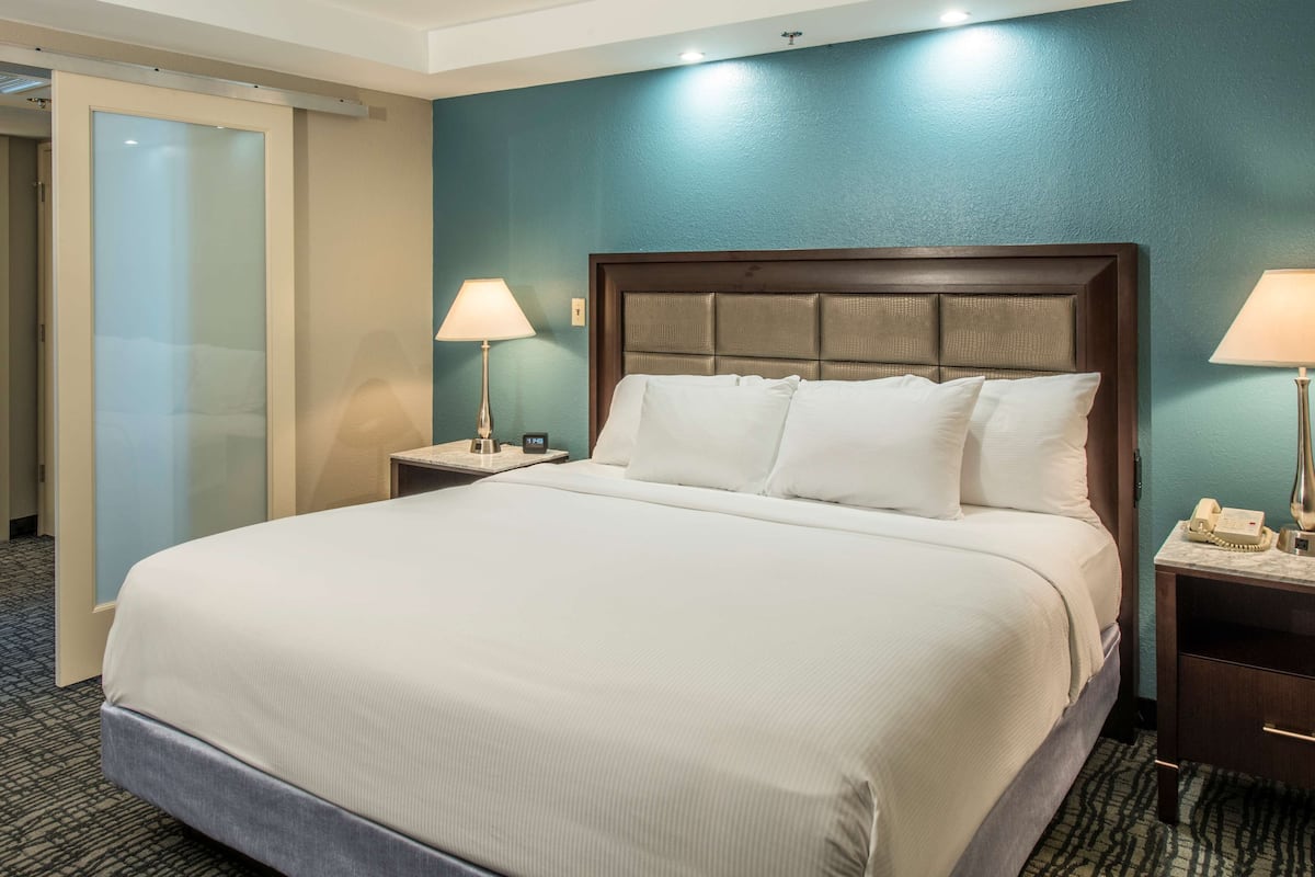 Ylelliset vuodevaatteet, untuvapeitot, pillowtop-patjalliset sängyt