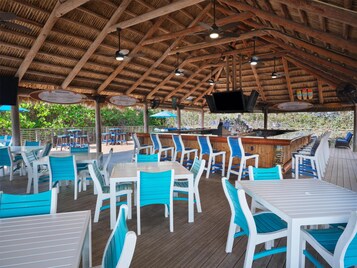 2 bares, 2 bares en la playa y bar junto a la piscina