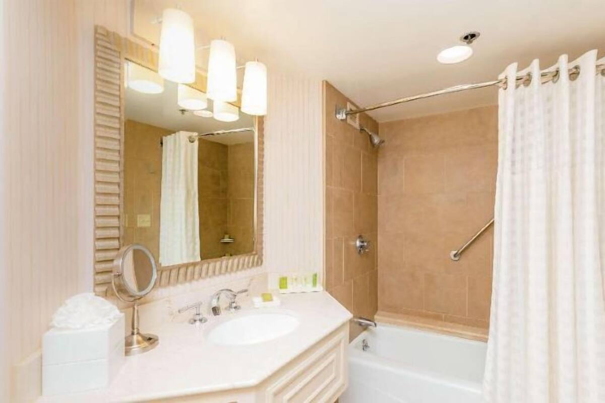 Bagno | Combinazione doccia/vasca, set di cortesia firmato, asciugacapelli