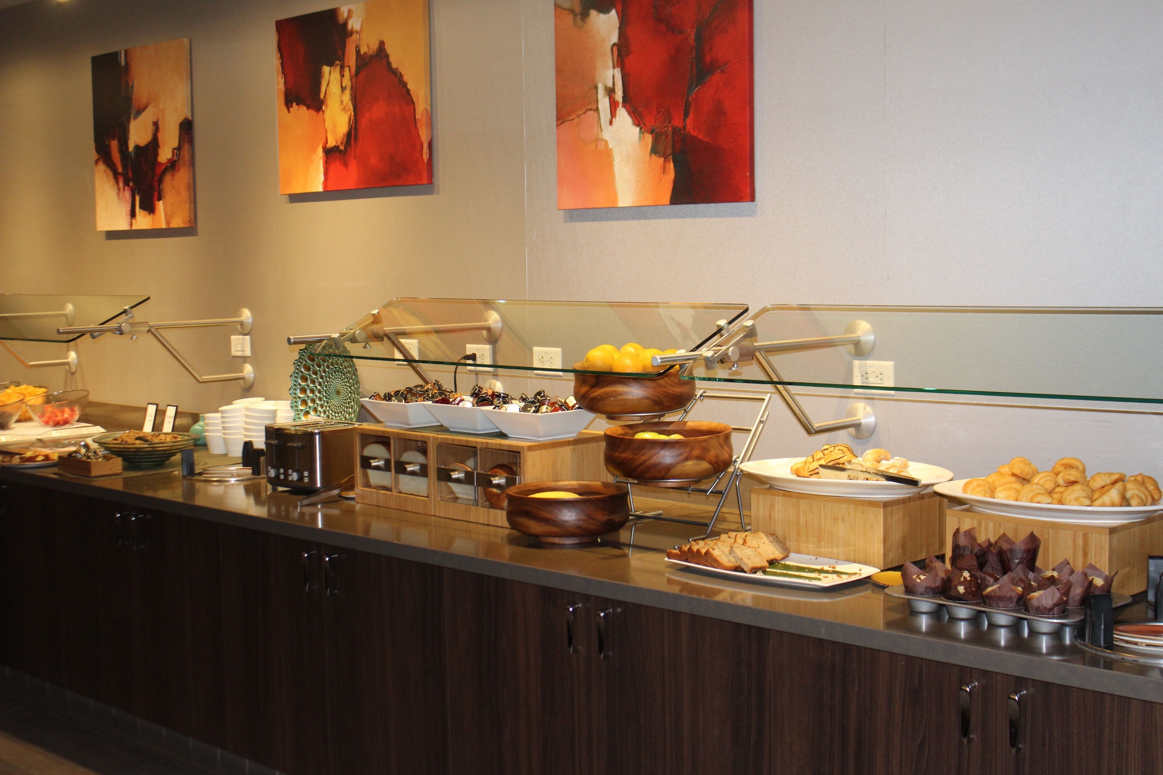 Ein Buffet mit verschiedenen Speisen und einer Glastheke.