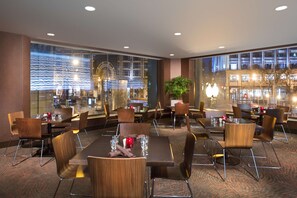 2 restaurantes, café da manhã, culinária americana