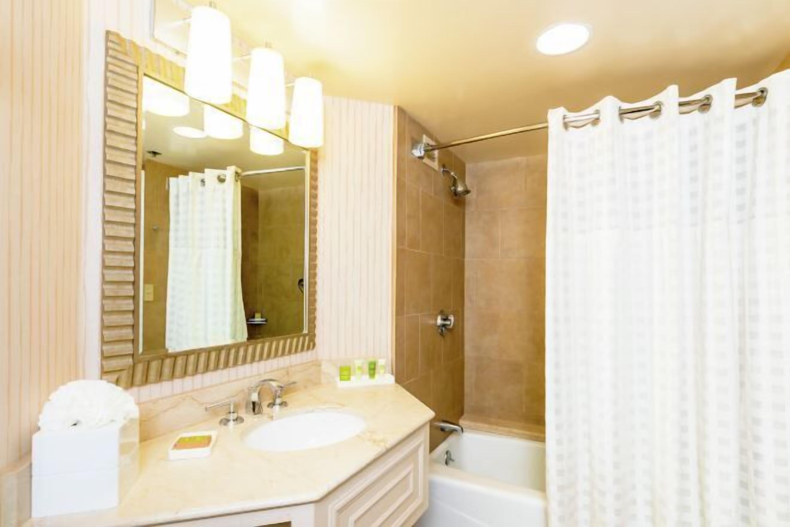 Bathroom | Combined shower/tub, designer toiletries, hair dryer, towels