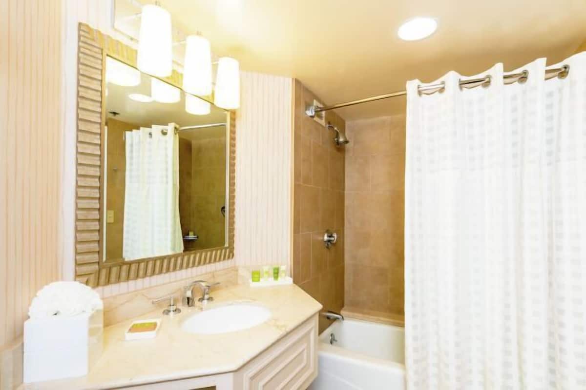 Bathroom | Combined shower/tub, designer toiletries, hair dryer, towels