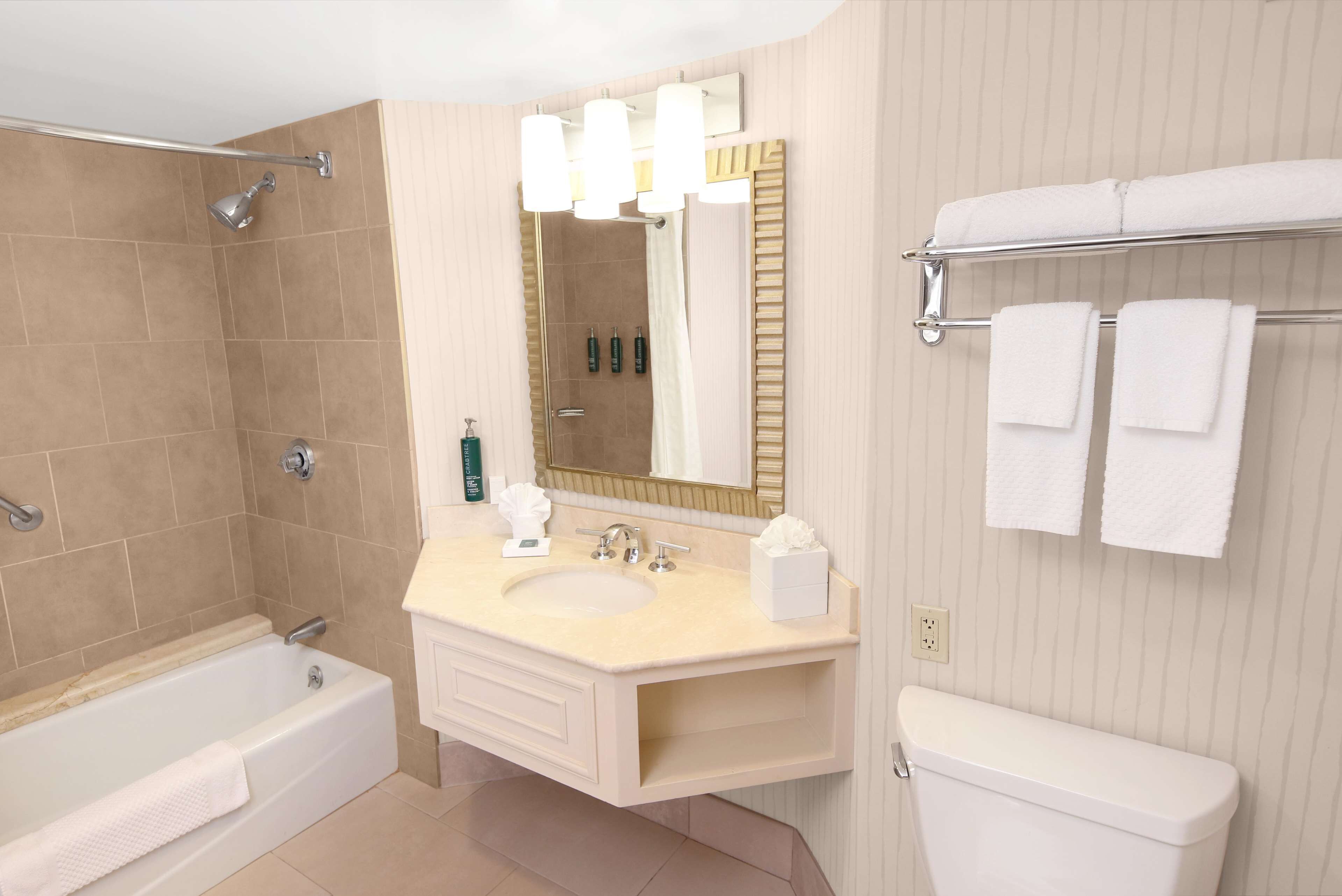 Une salle de bain moderne avec une baignoire, un lavabo et des toilettes.