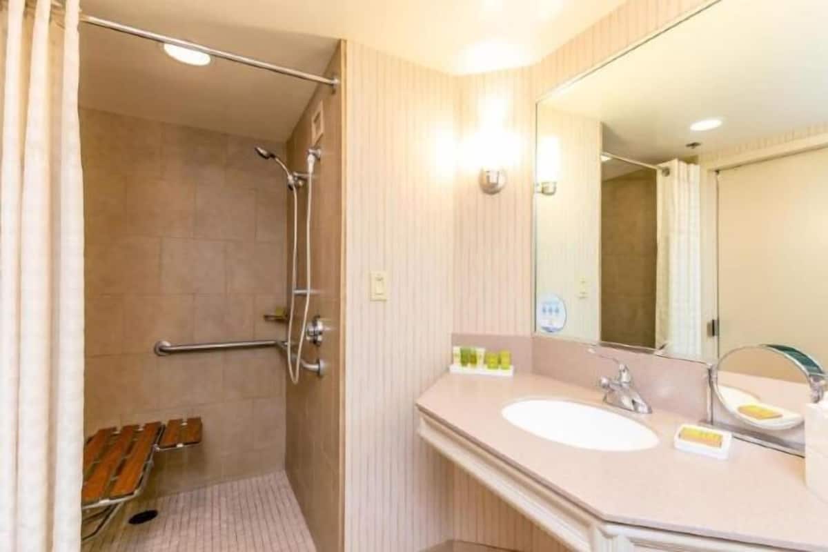Bathroom | Combined shower/tub, designer toiletries, hair dryer, towels