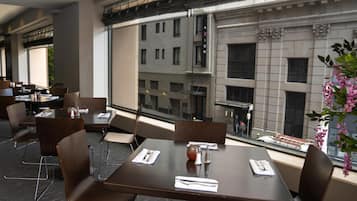 Un restaurant avec des tables et des chaises disposées pour accueillir les clients.
