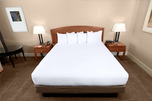 Habitación, 1 cama King size y sofá cama (Skyline View) | Ropa de cama de alta calidad, edredón y camas con pillow-top