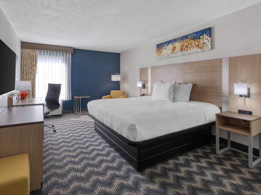 Quarto standard, 1 cama King, para não fumantes | Camas com colchões pillow-top, escrivaninha, roupa de cama