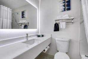 Standard Room, 1 King Bed, Non Smoking | Bathroom | Combined shower/bathtub, free toiletries, hair dryer, towels