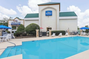 Piscine extérieure en saison