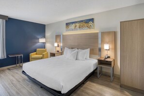 Standard Room, 1 King Bed, Bathtub | Pillow-top beds, desk, bed sheets