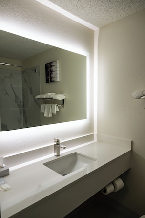 Combined shower/tub, free toiletries, hair dryer, towels