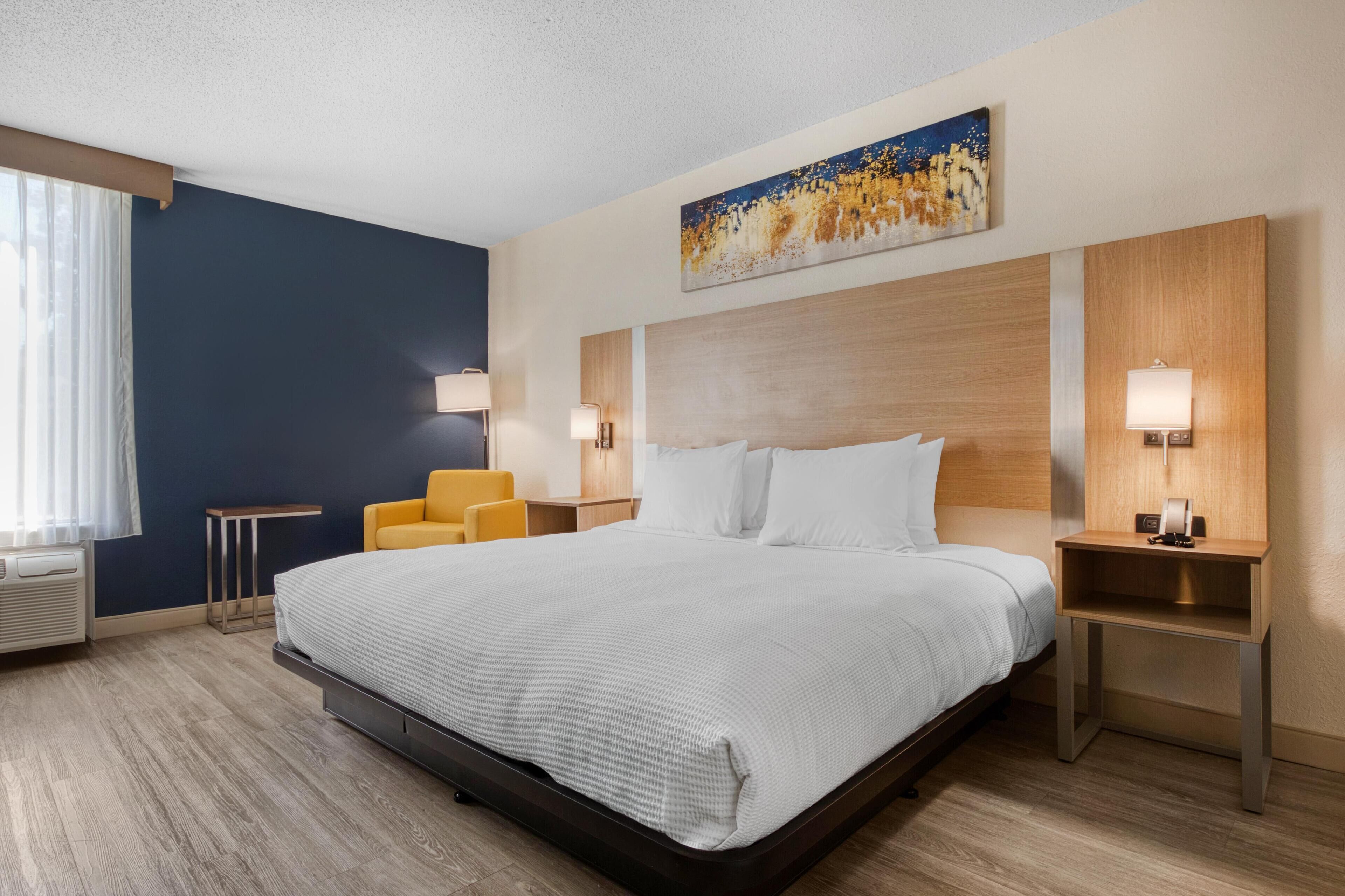 Standard Room, 1 King Bed, Bathtub | Pillowtop beds, desk, bed sheets