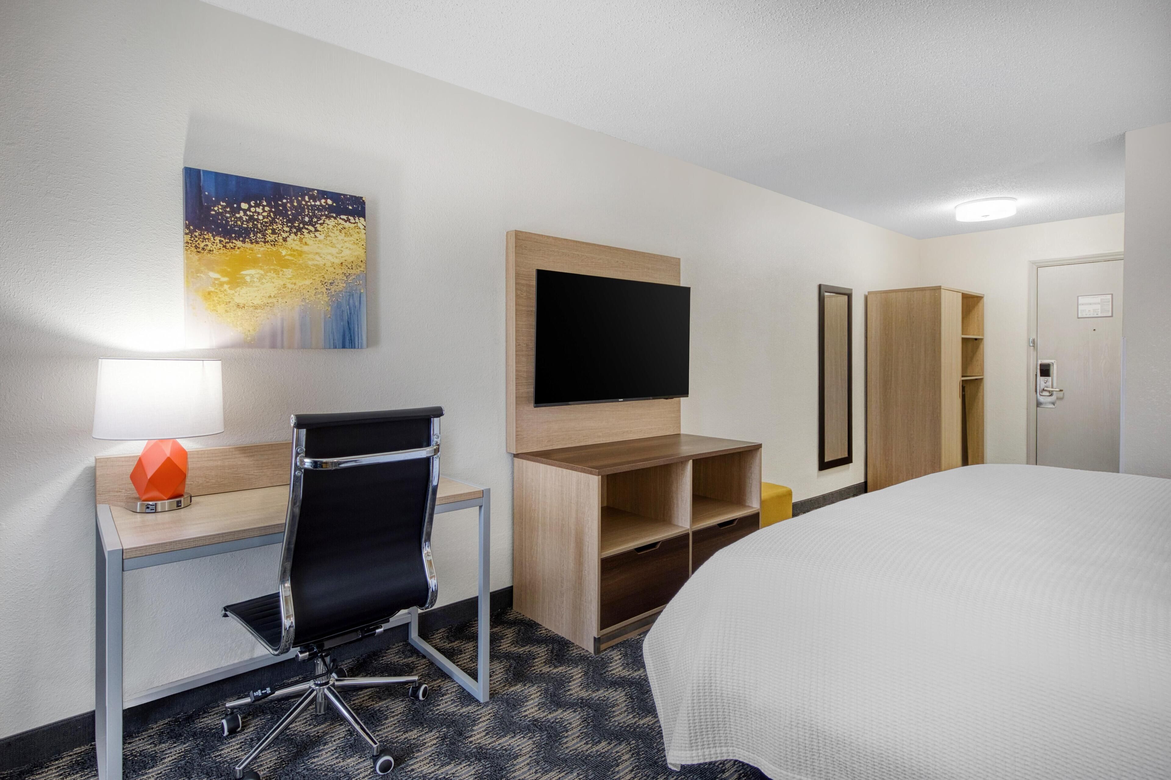 Standard Room, 1 King Bed, Non Smoking | Pillowtop beds, desk, bed sheets