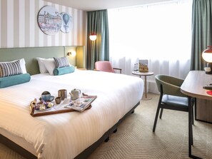 Caja fuerte, escritorio, espacio para trabajar con un portátil